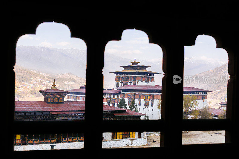 Paro Dzong的大建筑景观，是游客参观Paro镇时的亮点